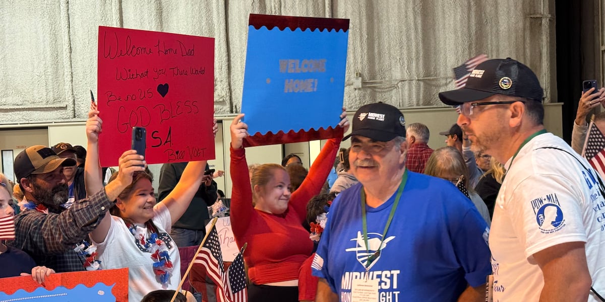 Enthusiastic crowd welcomes home veterans after Midwest Honor Flight